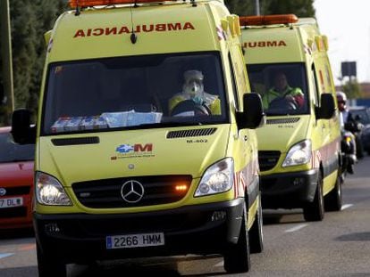 Des de la base aèria de Torrejón han sortit diverses ambulàncies.