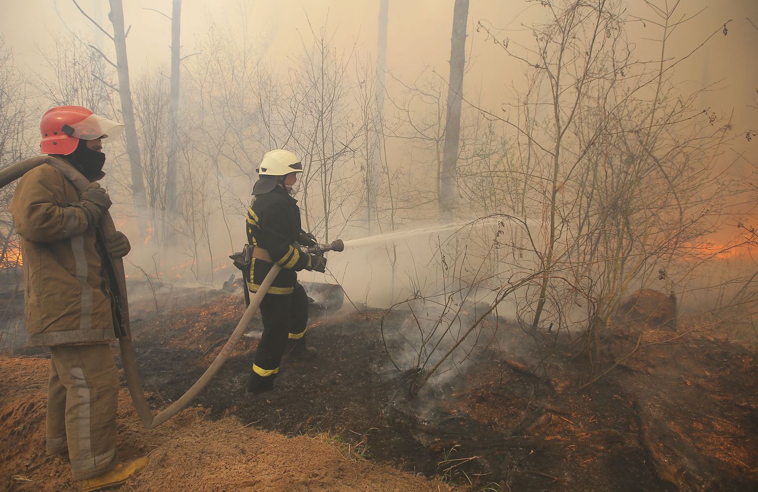 Dos bomberos trabajan en la zona de exclusiÃ³n de ChernÃ³bil.