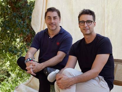 Jordi Roca (izquierda) y Andreu Carulla en el patio del estudio del diseñador, ubicado en un antiguo molino en Banyoles (Girona).