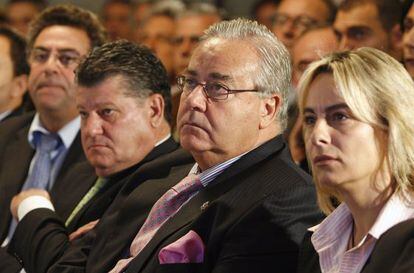 Sonia Castedo, alcaldesa de Alicante, junto a su predecesor en el cargo, Luís Díaz Alperi, en un acto público en noviembre pasado. El último a la izquierda, con gafas, es el promotor Enrique Ortiz.