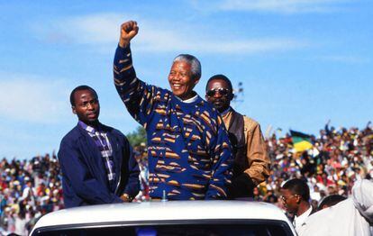 Otro caso de hijo adoptivo es el de Nelson Mandela. El líder sudafricano se quedó huérfano a los nueve años y fue adoptado por Jongintaba Dalindywbo, un regente del clan Thembu, cuya buena posición económica hizo que Mandela recibiera una educación privilegiada. 