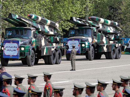 Exhibición de misiles de medio alcance durante el desfile por el Día de las Fuerzas Armadas, el pasado miércoles en Teherán.