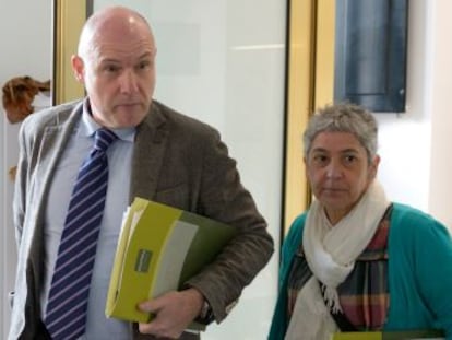 El &#039;ararteko&#039; I&ntilde;igo Lamarca junto a la directora de la oficina vasca de la infancia, Elena Ayarza.