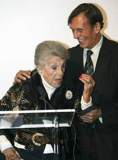 María Isbert, con su hijo Tony.