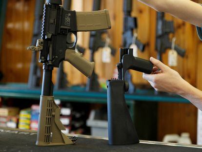 Imagen de archivo de un rifle semiautomático en una tienda de armas de Utah, Estados Unidos.