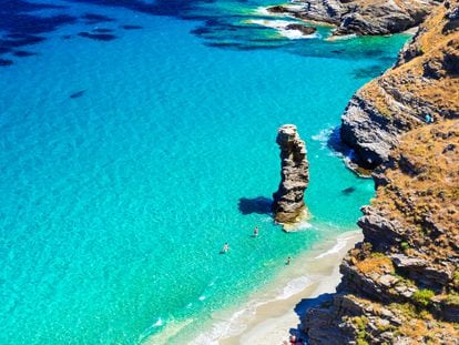 Playa de aguas turquesas en la isla de Andros, en el archipiélago de las Cícladas (Grecia).