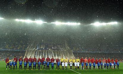 Los jugadores del Barcelona y Olympiakos se alinean antes del partido.