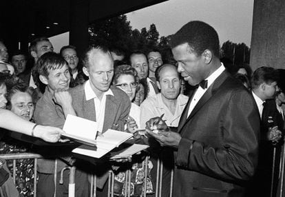 Sidney Poitier firma autógrafos en el Festival Internacional de Cine de Berlín, el 26 de junio de 1964.