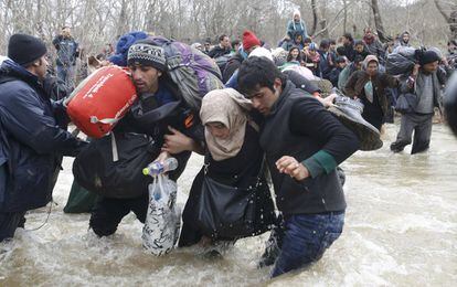 Cientos de refugiados e inmigrantes han cruzado este lunes la frontera entre Grecia y Macedonia en su desesperación por alcanzar suelo comunitario.