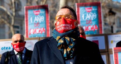 José Luis Yzuel, presidente de Hostelería de España, participa en un acto simbólico en apoyo al sector hostelero delante del Tribunal Supremo este martes en Madrid.