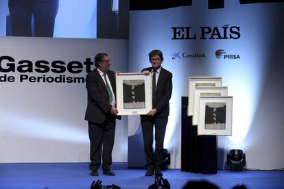 Alan Rusbridger de 'The Guardian' recibe el premio de manos de Enrique González Macho.
