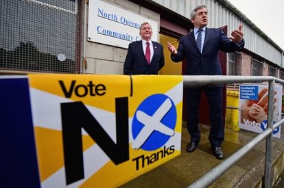El ex primer ministro laborista Gordon Brown acude a votar en North Queensferry.
