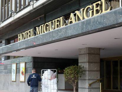 Trabajadores de los servicios de lavandería hacen entrega y recogida de material en el Hotel Miguel Ángel, transformado en Hospital como consecuencia de la pandemia de coronavirus en Madrid, el 17 de abril.
