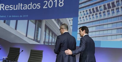 El presidente de BBVA, Carlos Torres Vila y el consejero delegado, Onur Genç.