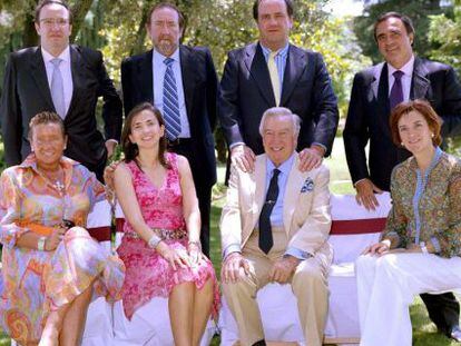David &Aacute;lvarez, sentado junto a sus hijas Mar&iacute;a Jos&eacute;, Marta y Elvira. De pie y de izquierda a derecha, Emilio, Juan David, Pablo y Juan Carlos, en la &uacute;ltima foto de familia en 2005.