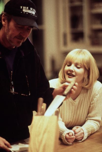 Wes Craven and Drew Barrymore during the filming of the unforgettable opening sequence of 'Scream' (1996).