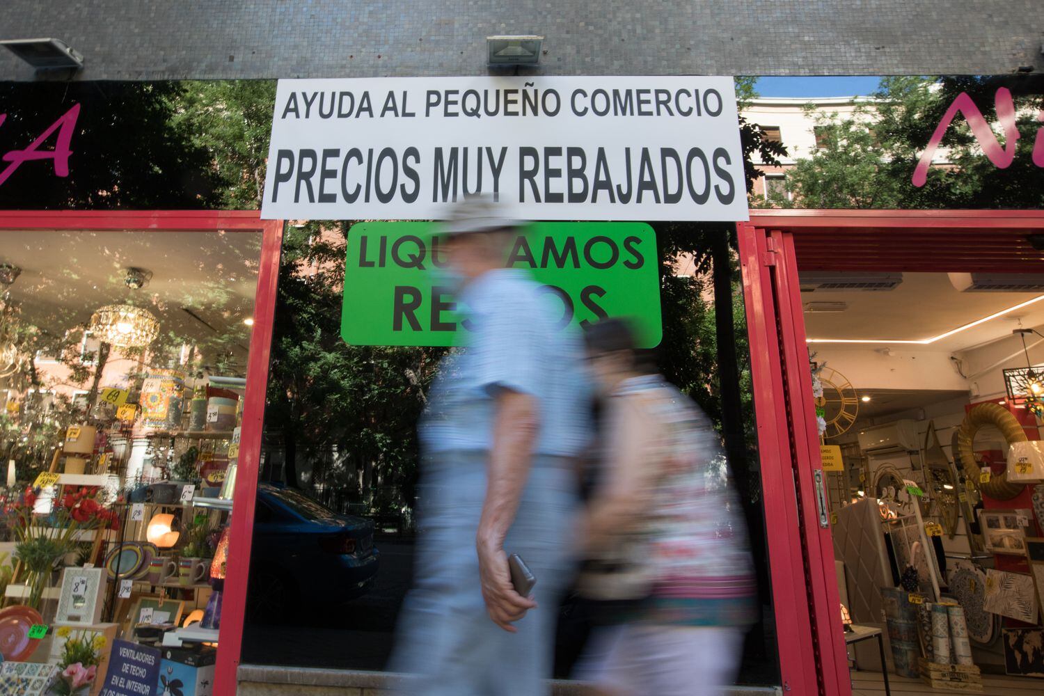 Promociones en una tienda de barrio de Madrid, que pide ayuda a su clientela.