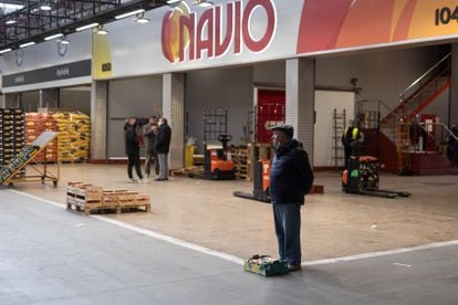 Almacén de la empresa de frutas y verduras Navio, en Mercabarna, totalmente vacío por la huelga de transportistas. Su género procede en su mayoría de Huelva y Almería.
