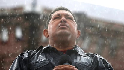 Hugo Chávez discursa sob a tempestade na avenida Bolívar em 04 de outubro de 2012.