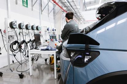 Un trabajador en la nueva fábrica de la empresa catalana Wallbox, que cotiza en la bolsa de Nueva York y está dedicada al diseño y fabricación de cargadores para coches eléctricos. 
