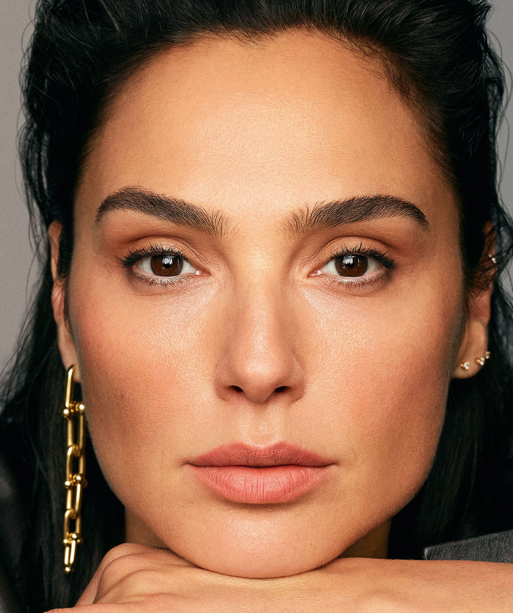 Gal Gadot Brasil » Gal Gadot estampa a capa da revista Glamour México e  fala sobre Alerta Vermelho, dicas de beleza e mais