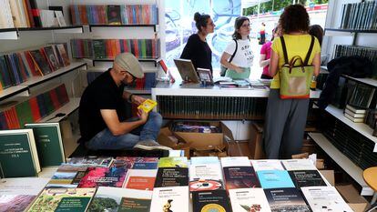 Libros en una de las casetas sobre ciencia en la Feria del Libro en Madrid.