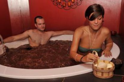 Baño terapéutico de chocolate en el salón After the Rain, en Ginebra (Suiza).