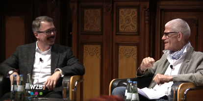 Sir Peter Jonas (derecha) y Vince Gilligan hablando sobre 'Breaking Bad' en Berlín en 2013.