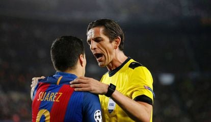 El árbitro Deniz Aytekin dialoga con Suárez en el Barça-PSG.