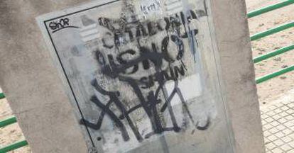 Una pintada de 'Catalonia is not Spain', en la calle de entrada a San Rafael del Río (Castellón).