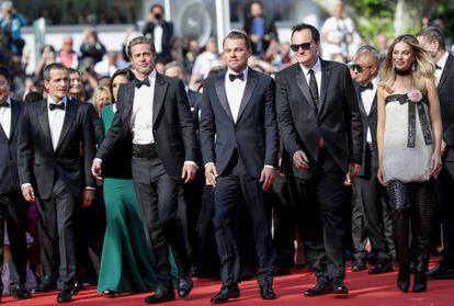 David Heyman, Shannon McIntosh, Brad Pitt, Leonardo DiCaprio, Quentin Tarantino y Margot Robbie, en el festival de Cannes.