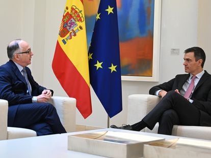 El presidente del Gobierno, Pedro Sánchez, durante la reunión de esta mañana en La Moncloa con el consejero delegado de IAG, Luis Gallego.