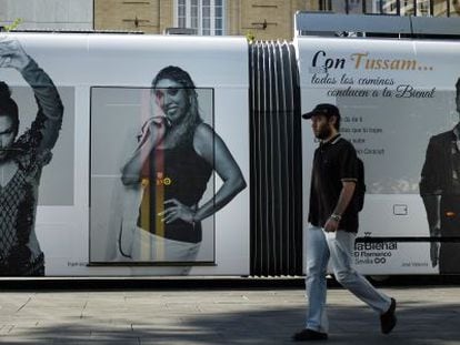 Un viandante pasa ante el Metrocentro con publicidad de la Bienal.