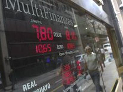 Vista de un tablero en una casa de cambio de divisas hoy, viernes 24 de enero de 2014, en Buenos Aires. 