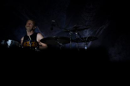 El batería de Muse, Dominic Howard, empleándose a fondo con su instrumento.  