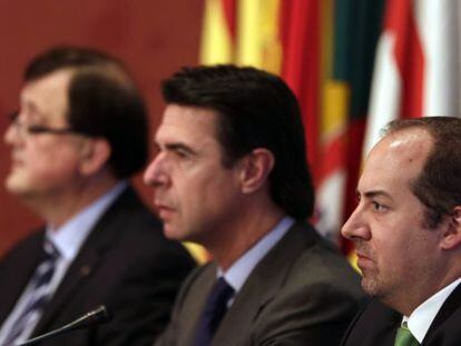 En primer plano, el ministro portugués de Economía, Álvaro Santos Pereira; en el centro, el ministro de Industria José Manuel Soria y a la izquierda el consejero de Empresa Francesc Xavier Mena.