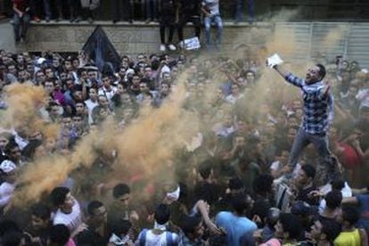 Manifestantes lanzan soflamas contra EE UU a las puertas de su embajada en El Cairo.