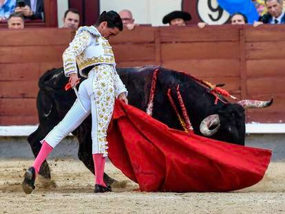 David Galván, en una primorosa trincherilla al primer toro de su lote.