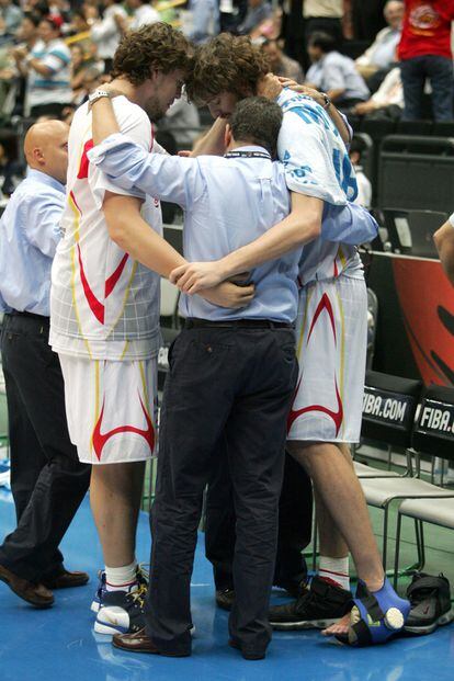 Marc consuela a Pau, lesionado, tras derrotar a Argentina en la semifinal del Mundial de Japón en Saitama