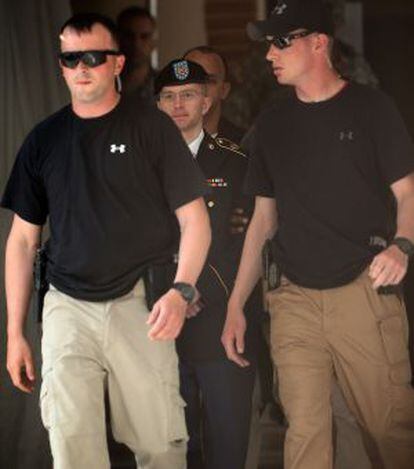 El soldado preso Bradley Manning es escoltado a su llegada ayer al tribunal militar de Fort Meade.