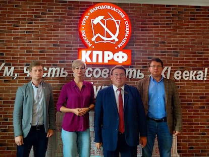 En la sala de juntas, ante el neón con el símbolo del Partido Comunista, varios de sus miembros de la formación en Kurks: Alexander Ponarin, primer secretario del Komsomol (su organización juvenil), y los candidatos a la Duma Svetlana Kanunnikova, Nikolai Ivanov y Alexéi Bobovnikov