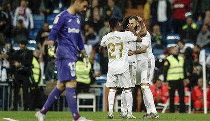 Rodrygo felicita a Benzema por su gol al Leganés.
