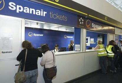 Dos pasajeras de Spanair presentan su reclamación en las oficinas de Gran Canaria.