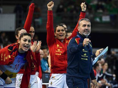 Carlos Viver celebra un gol de España ante Noruega.