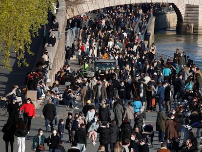Cientos de ciudadanos pasean este sábado por la rivera del Sena, en París, ciudad que vive un confinamiento desde este fin de semana por el aumento de casos.