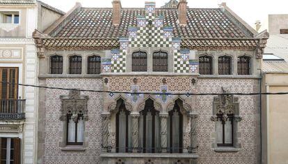 La façana de la casa Coll i Regàs, construïda per Puig i Cadafalch a  Mataró i que s'acaba de restaurar.