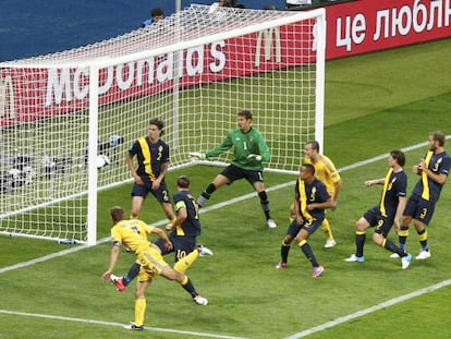 Shevchenko marca de cabeza el segundo gol de Ucrania.