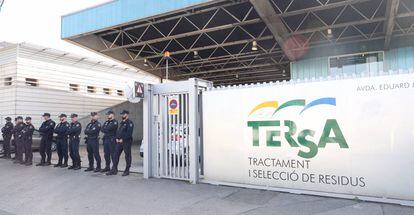 La Policía Nacional en la puerta de la incineradora de Sant Adrià (Barcelona).