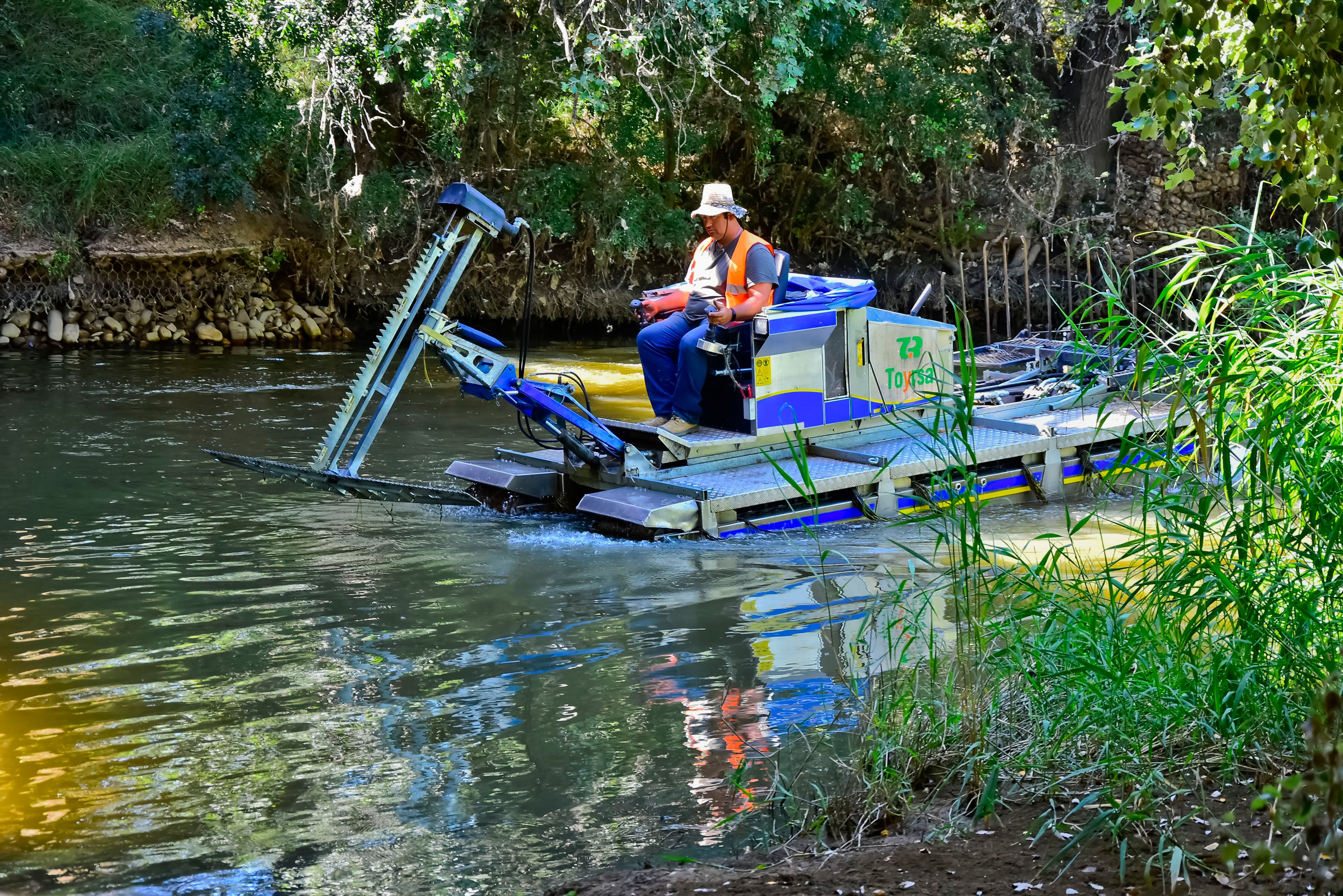 Trabajos del barco anfibio en el río Henares a su paso por Torrejón.