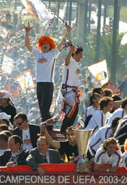 Los jugadores recorren las calles de Valencia en un autobús descapotable entre los aplausos y gritos de miles de aficionados.